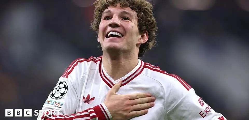 Joueur célébrant avec le maillot de son équipe