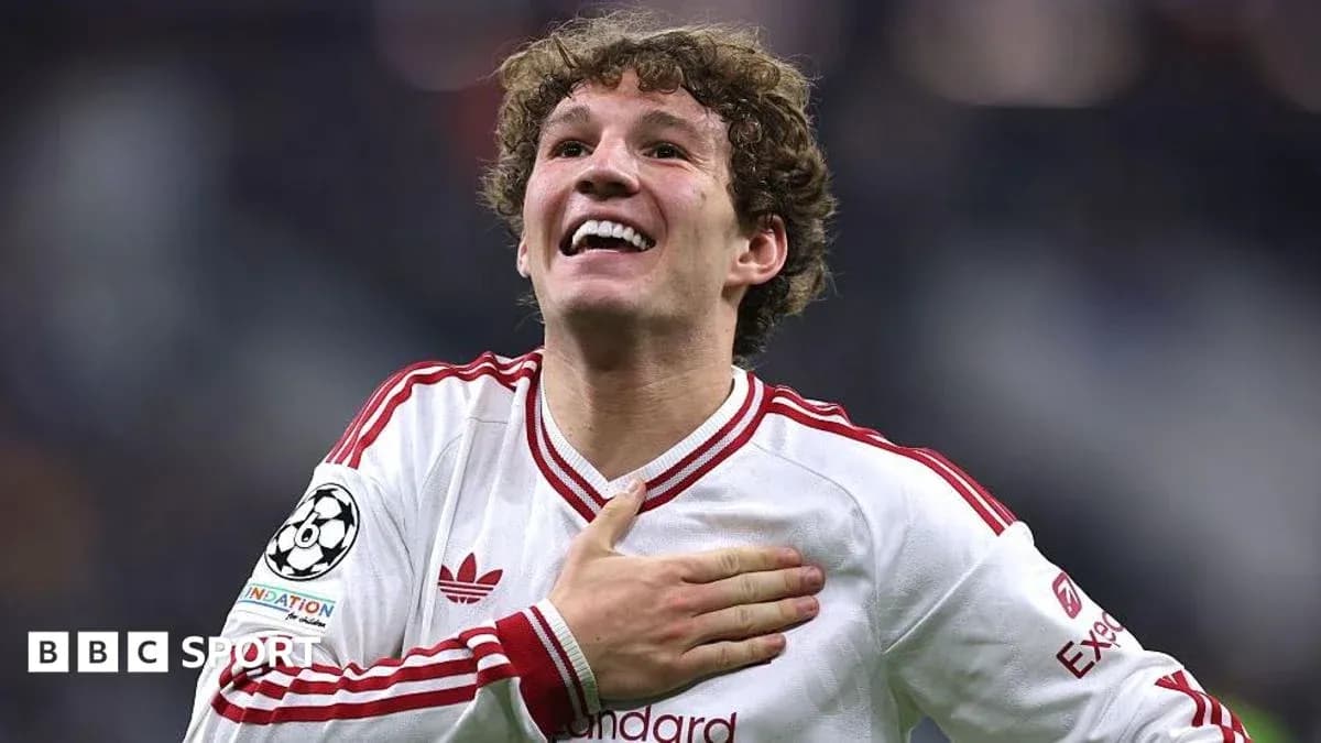 Joueur célébrant avec le maillot de son équipe