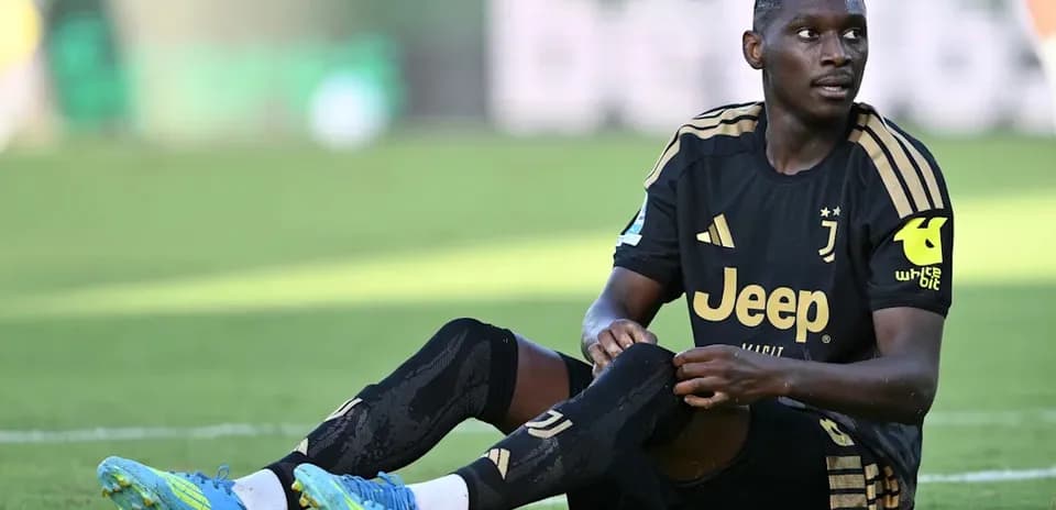 Joueur de la Juventus assis sur le terrain