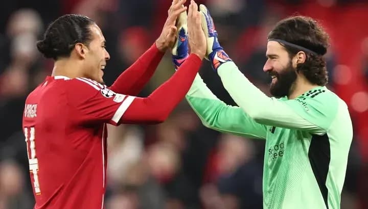 Joueurs célébrant après un match à Anfield
