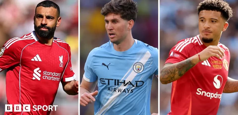 Trois joueurs en action sur le terrain de football