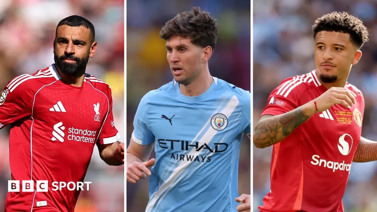 Trois joueurs en action sur le terrain de football