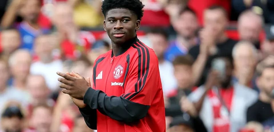 Joueur de Manchester United applaudissant avant le match