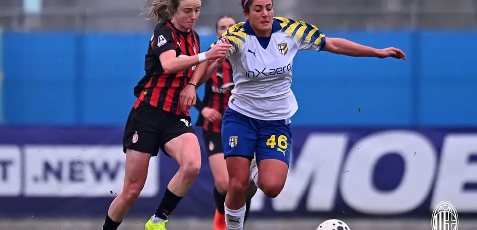 Deux joueuses en compétition pour le ballon
