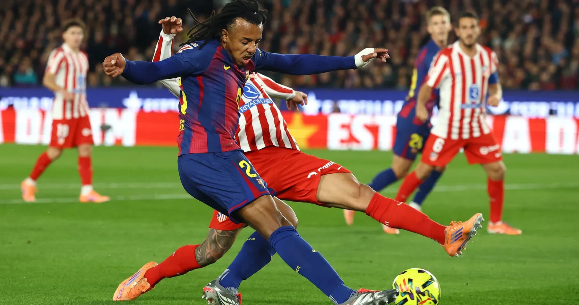 Joueur du Barça en duel avec un joueur de l'Atlético