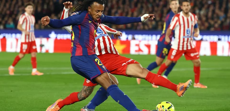 Joueur du Barça en duel avec un joueur de l'Atlético