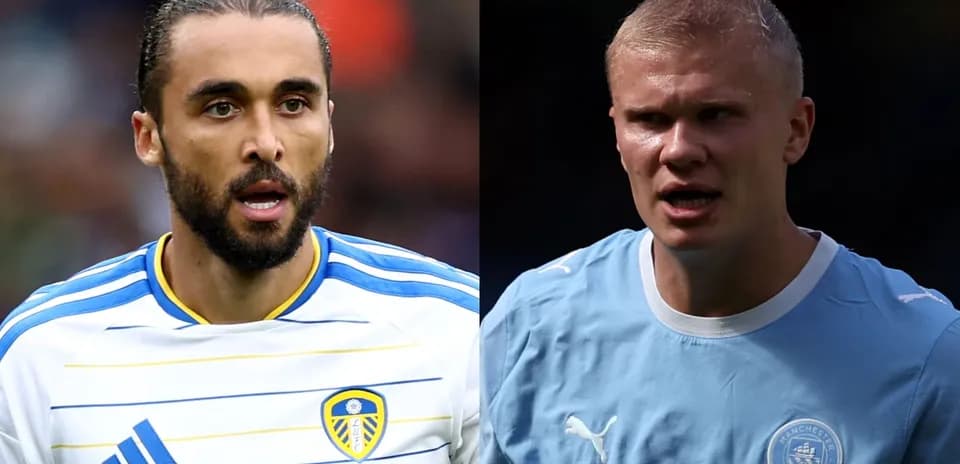 Deux joueurs de football en action sur le terrain