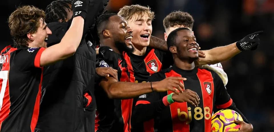 Joueurs de Bournemouth célèbrent un but