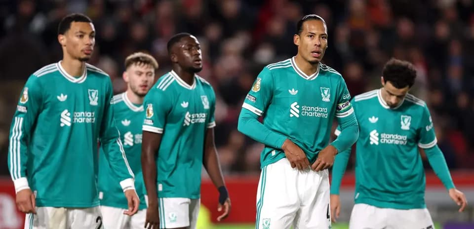Joueurs de Liverpool en attente pendant le match