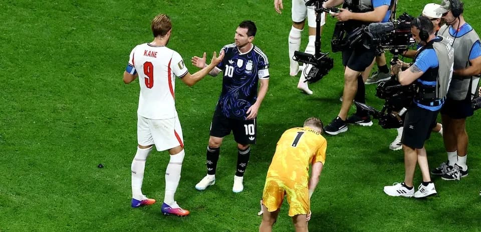 Kane et Messi discutent pendant le match