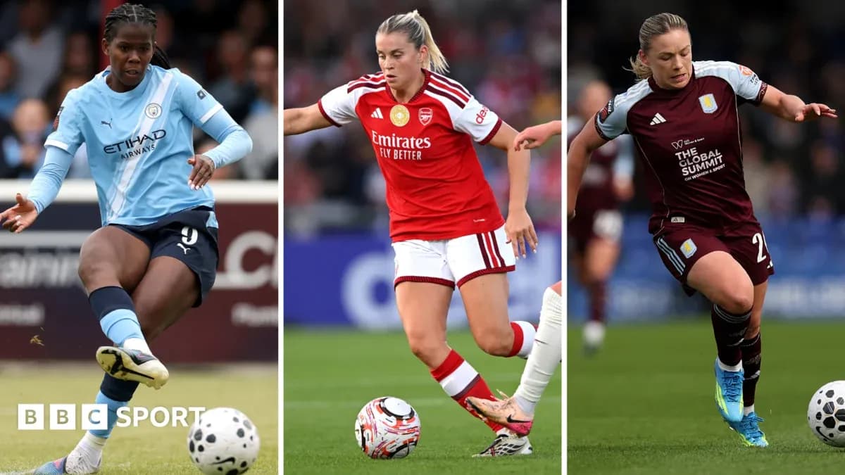 Trois joueuses en action lors d'un match de football