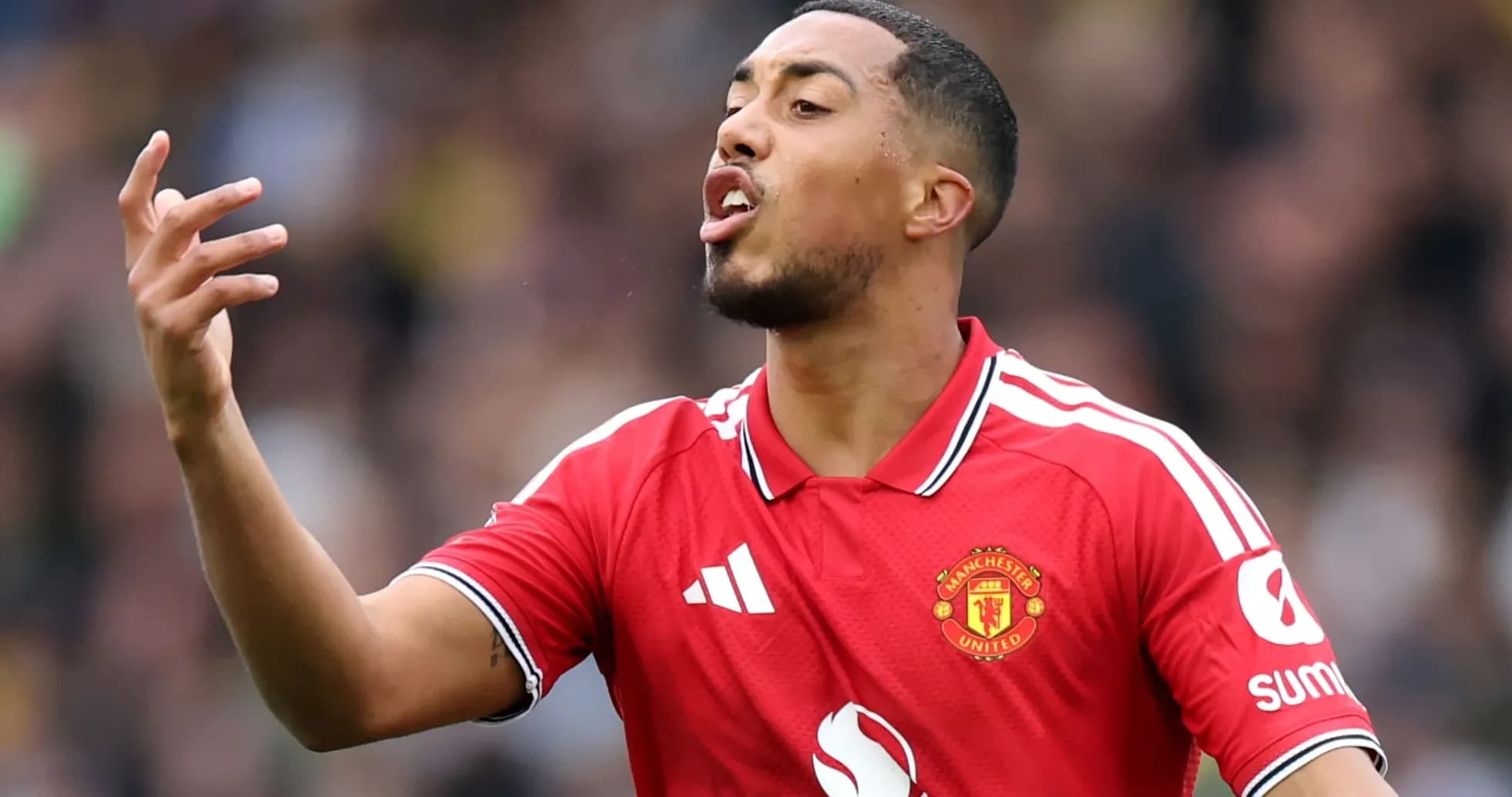 Joueur de Manchester United gesticulant sur le terrain