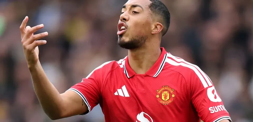 Joueur de Manchester United gesticulant sur le terrain