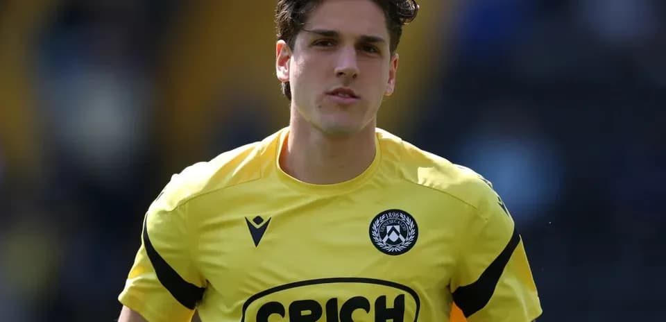 Joueur portant le maillot jaune d'Udinese Calcio