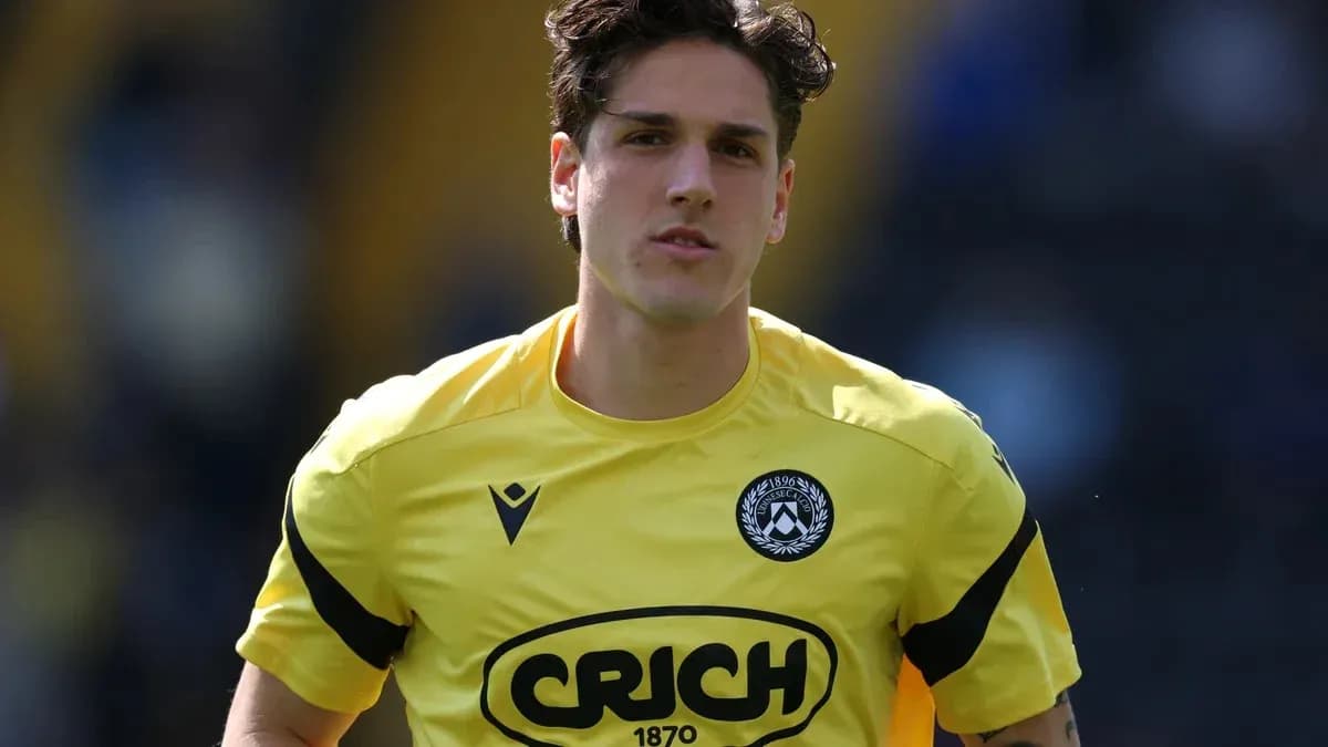 Joueur portant le maillot jaune d'Udinese Calcio