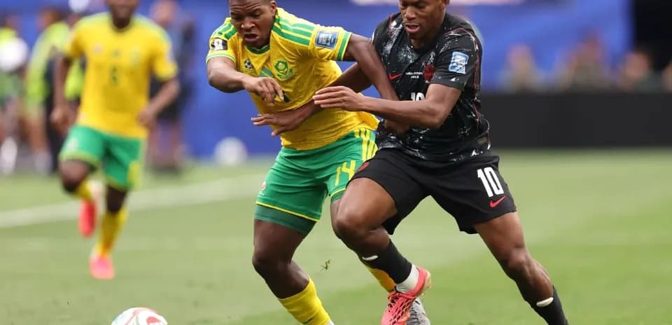 Joueurs en compétition pour le ballon sur le terrain