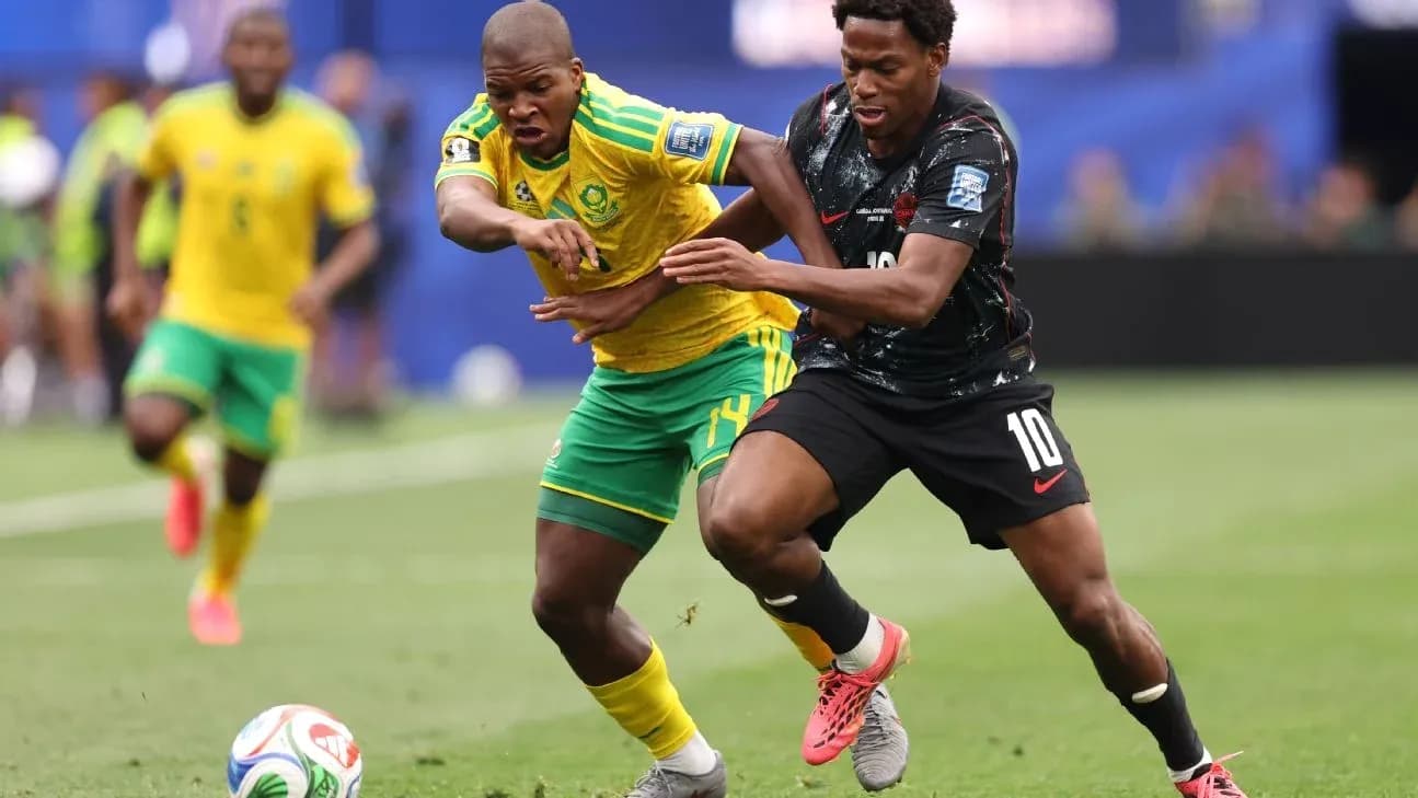 Joueurs en compétition pour le ballon sur le terrain