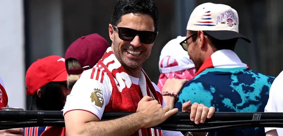 Homme souriant avec écharpe lors d'un événement sportif