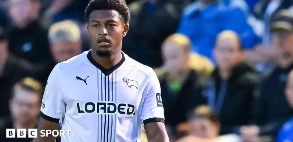 Joueur de Derby County sur le terrain pendant un match