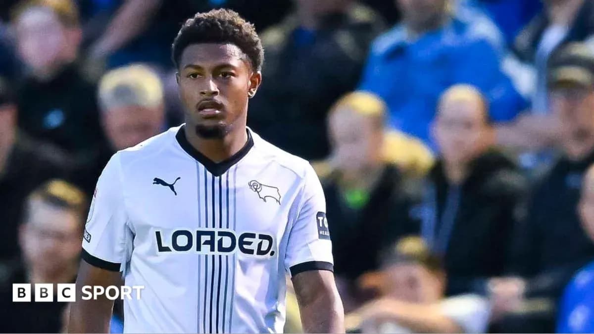 Joueur de Derby County sur le terrain pendant un match