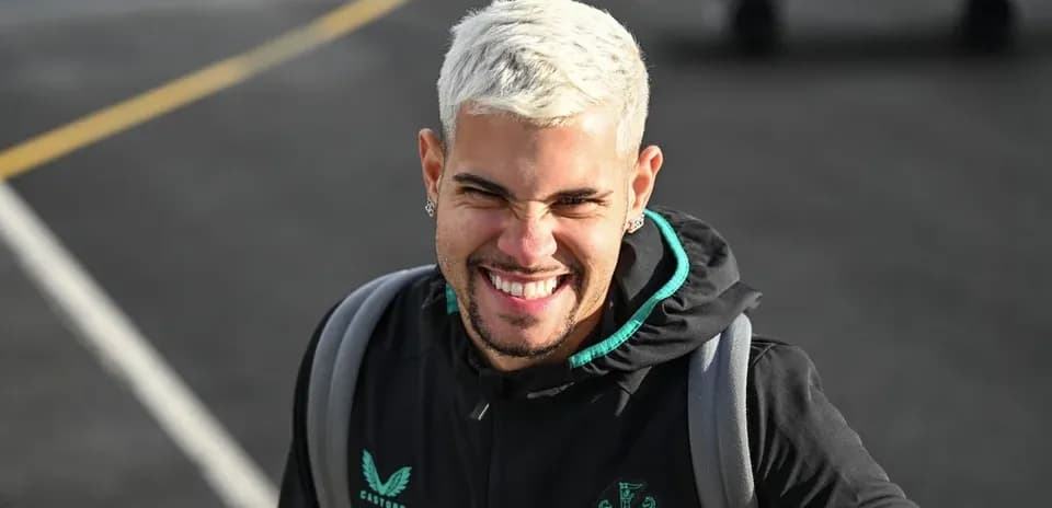 Joueur souriant en tenue de Newcastle United