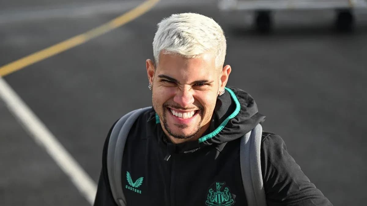 Joueur souriant en tenue de Newcastle United