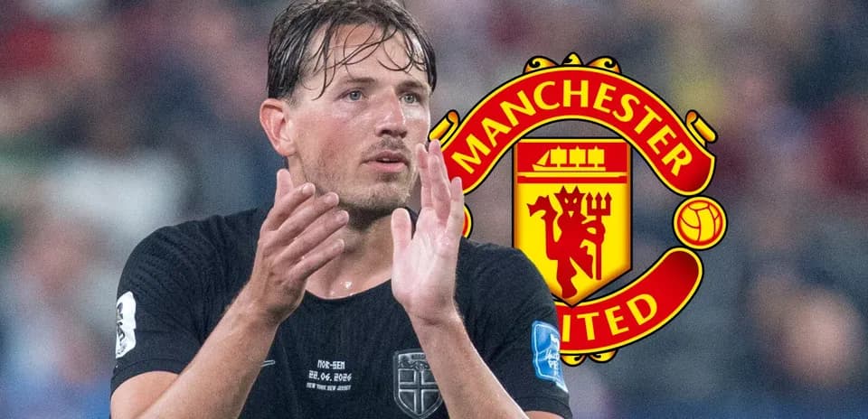 Joueur applaudissant avec logo Manchester United en arrière-plan