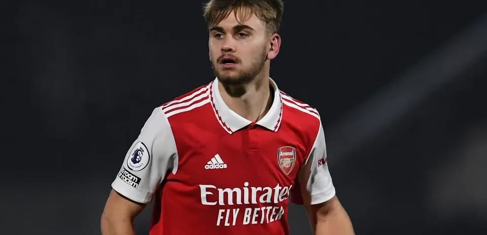 Joueur d'Arsenal en action sur le terrain
