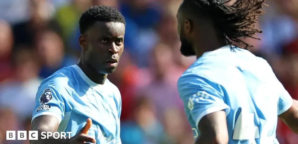 Deux joueurs discutant sur le terrain de football