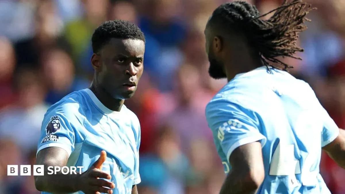 Deux joueurs discutant sur le terrain de football