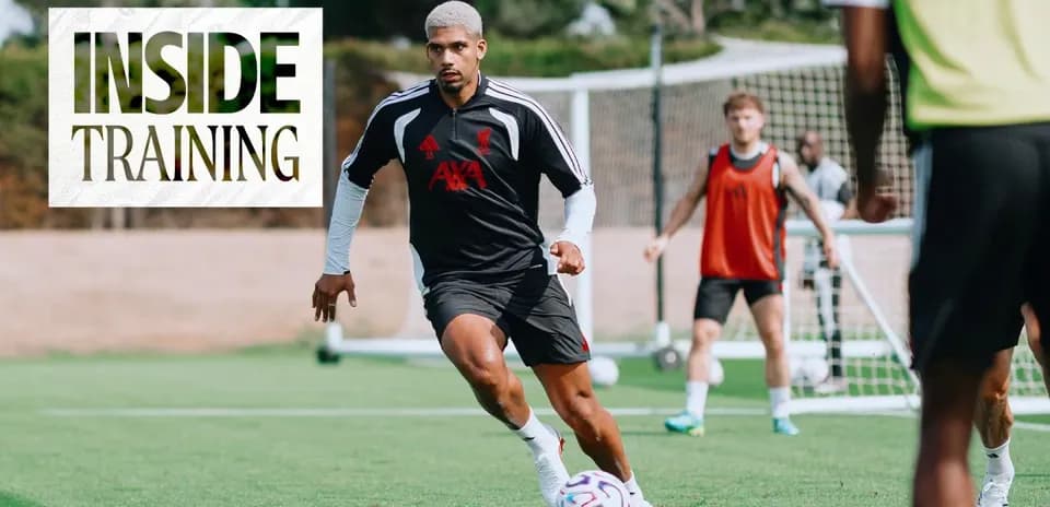 Joueur courant avec un ballon lors de l'entraînement