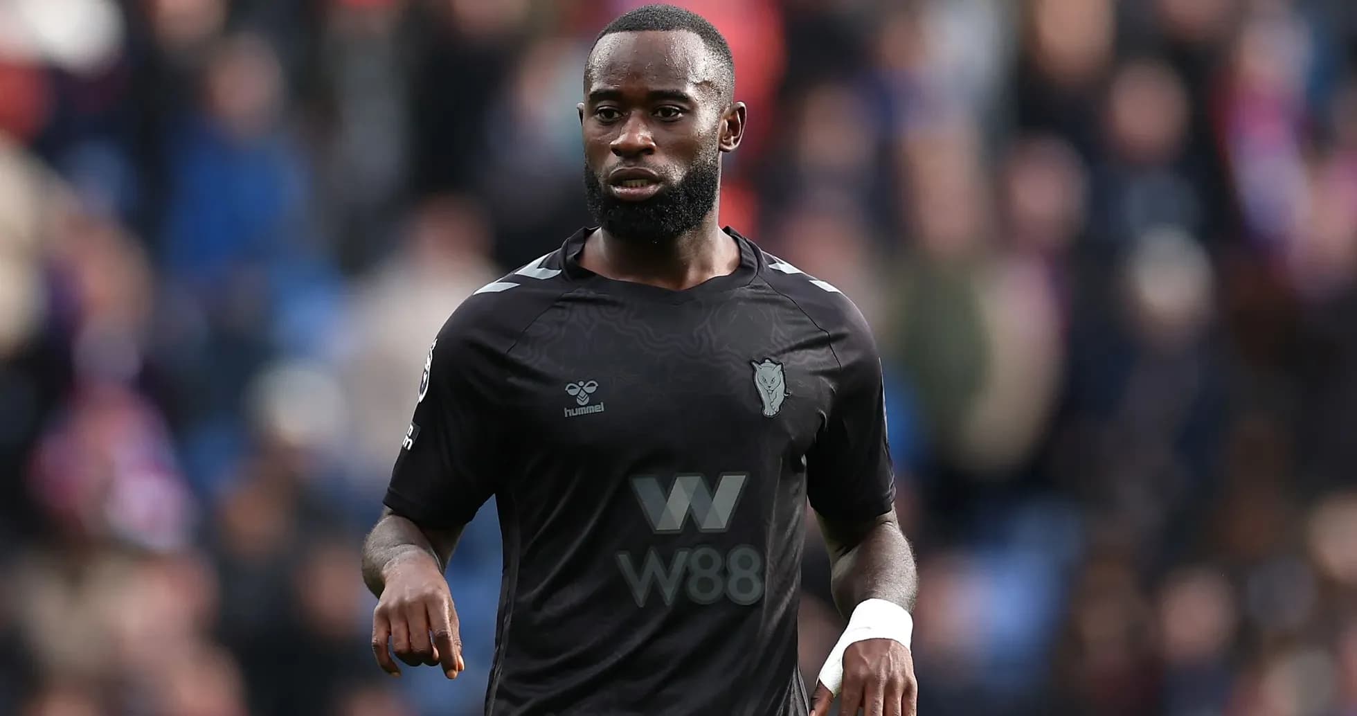 Joueur en uniforme noir sur le terrain de football