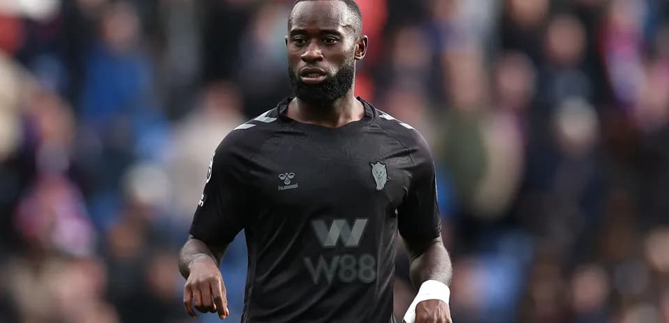 Joueur en uniforme noir sur le terrain de football