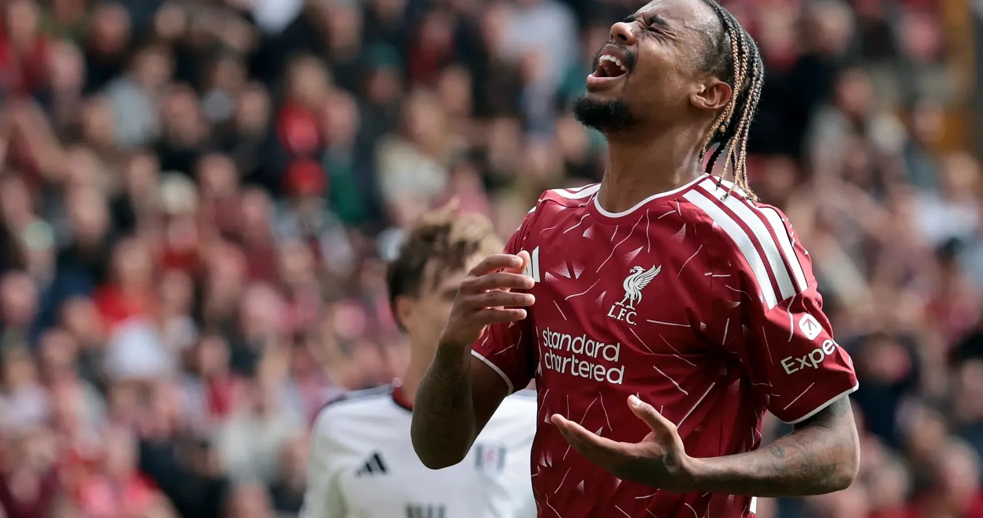 Joueur de Liverpool réagissant après une action de jeu