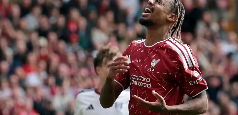 Joueur de Liverpool réagissant après une action de jeu