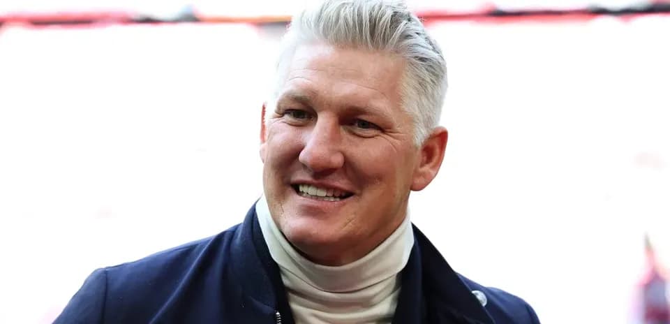 Homme souriant dans un stade de football