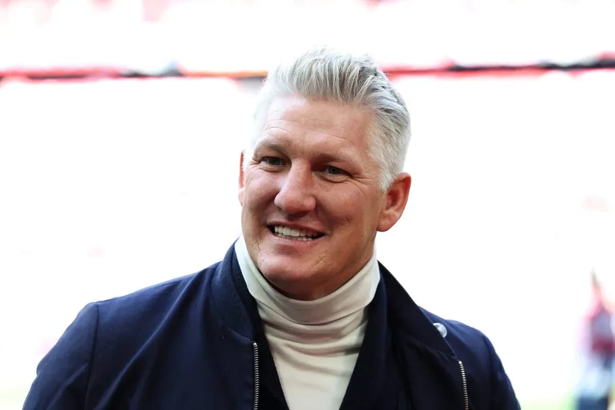 Homme souriant dans un stade de football
