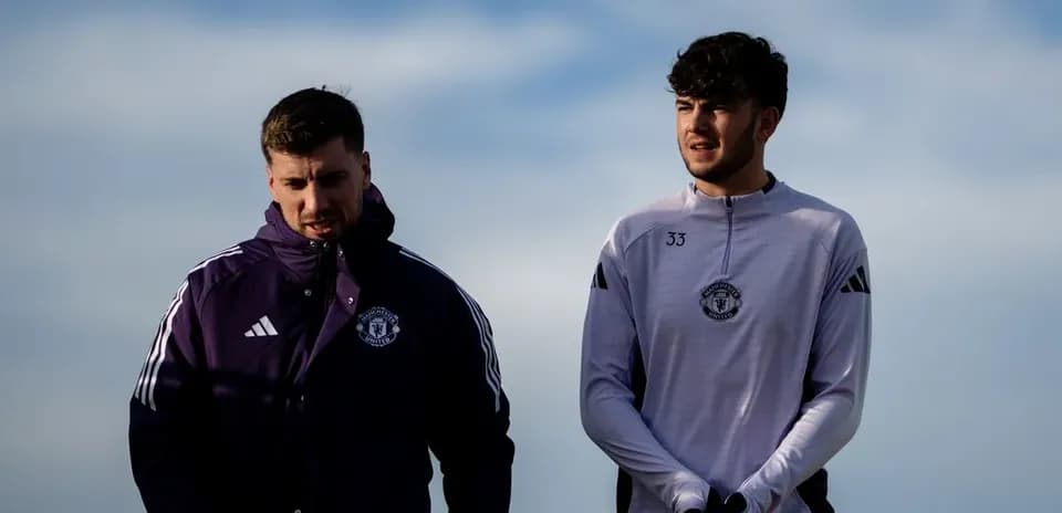 Deux joueurs de Manchester United se tenant debout
