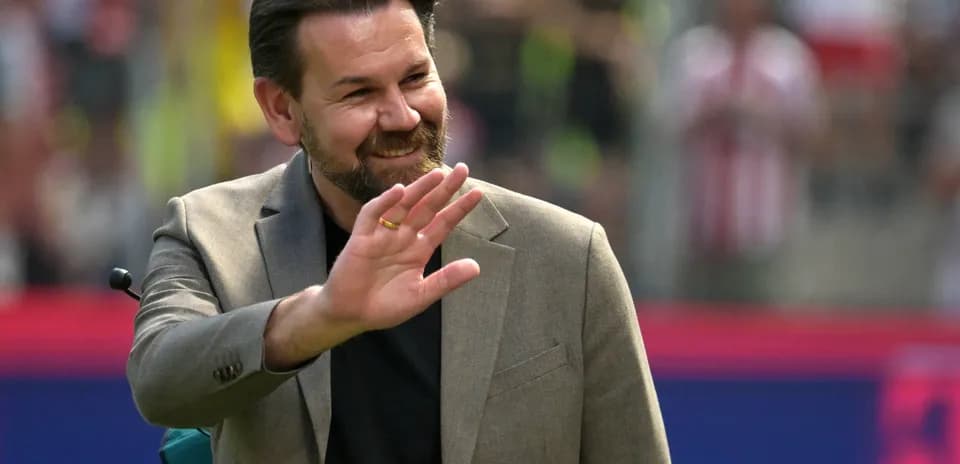 Homme saluant le public dans un stade