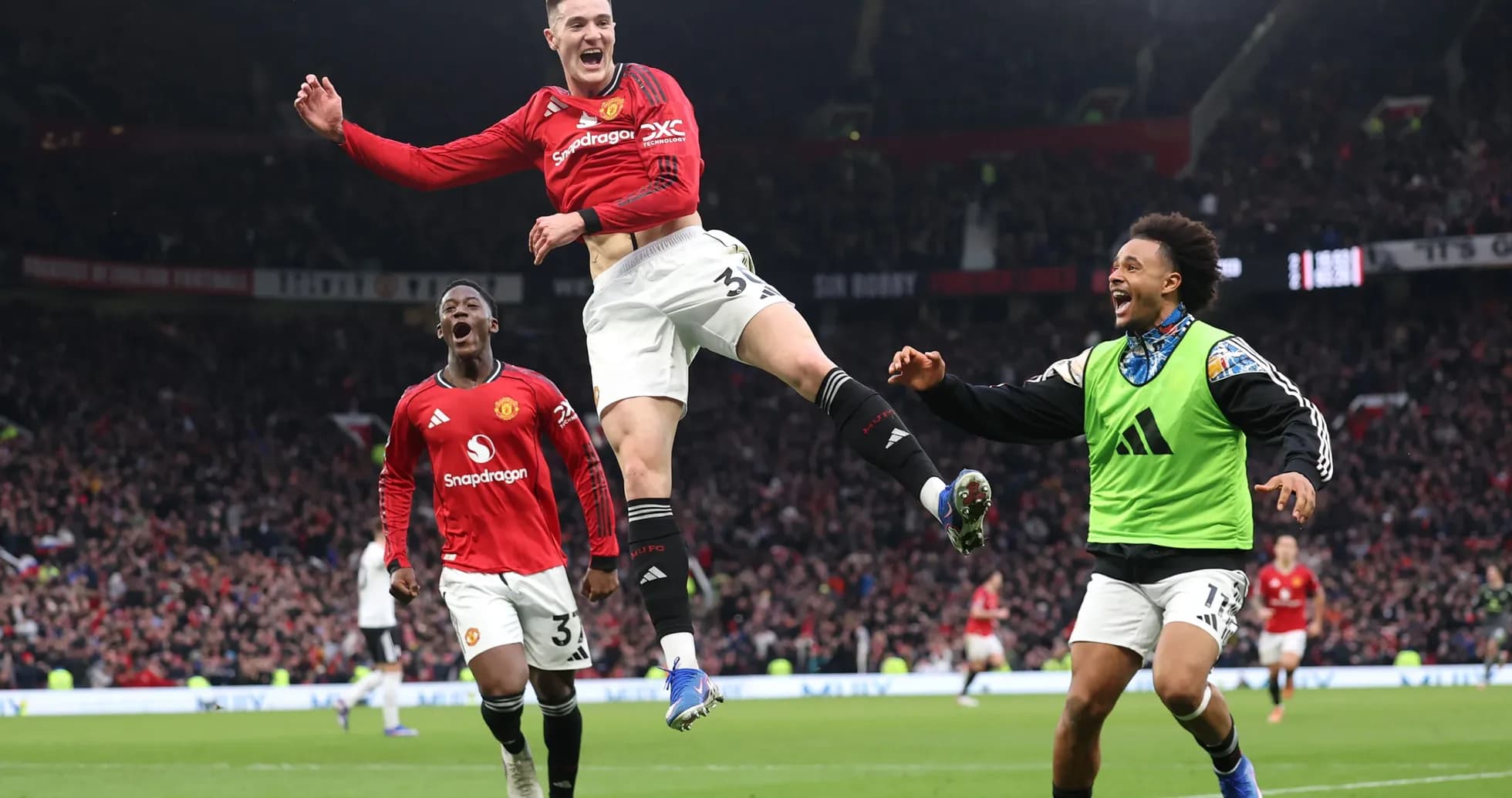 Joueurs de Manchester United célèbrent un but