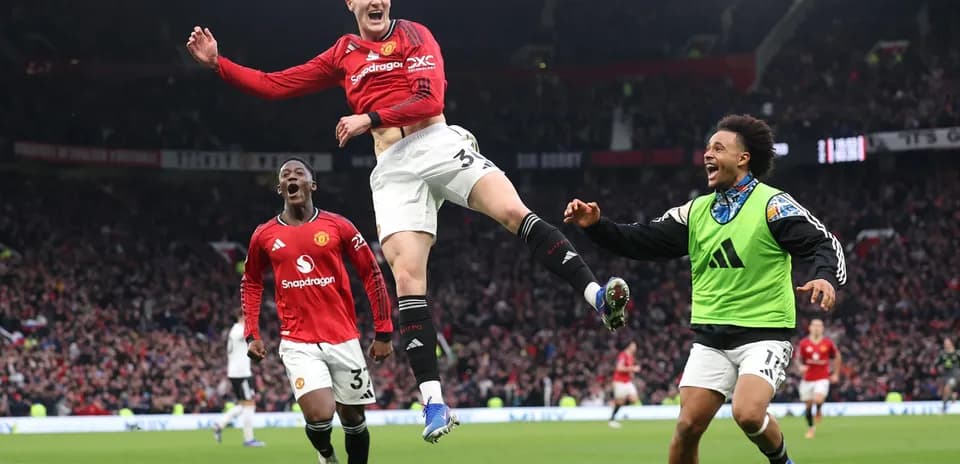 Joueurs de Manchester United célèbrent un but