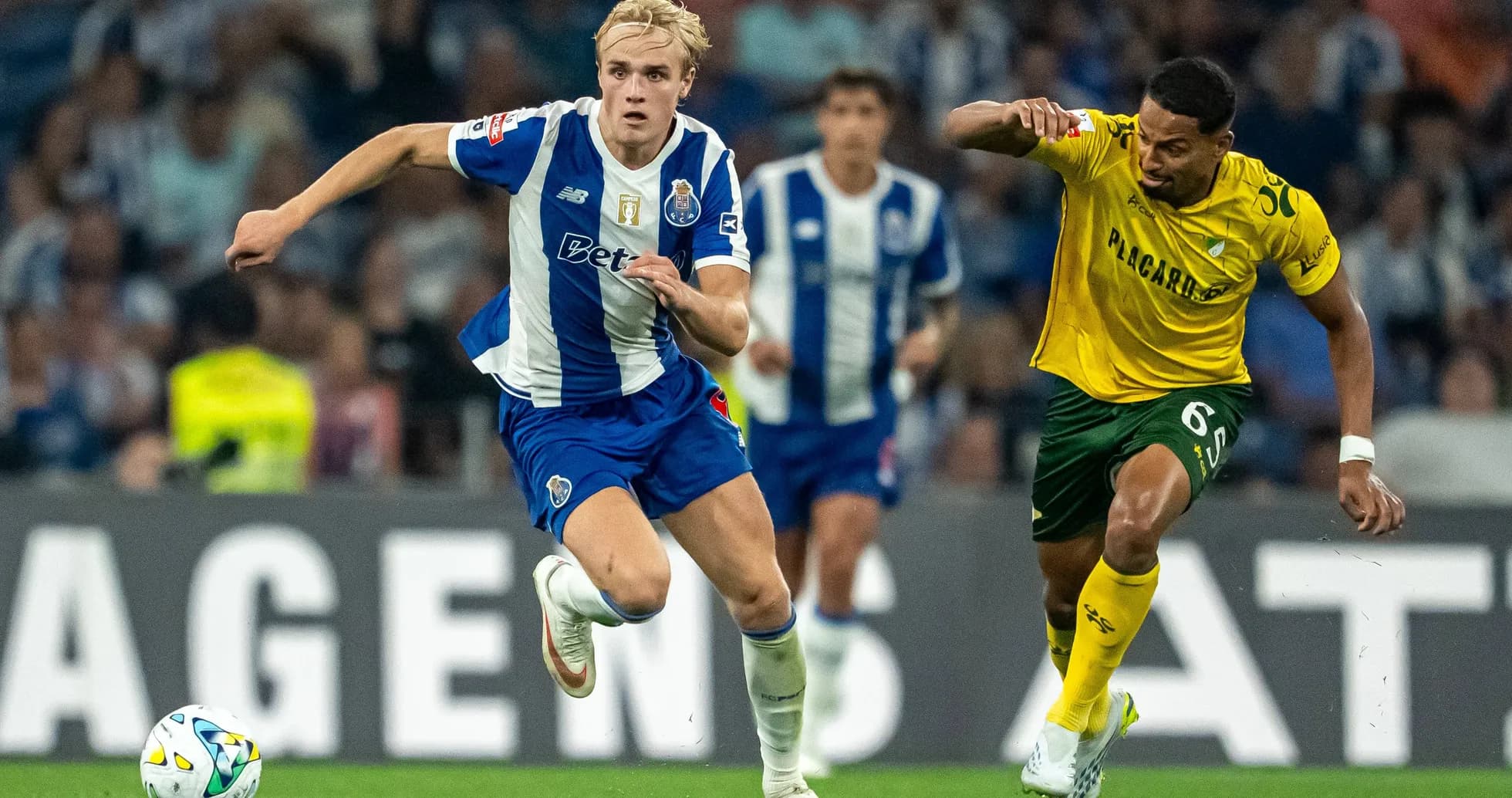 Joueur du FC Porto poursuivi par un adversaire