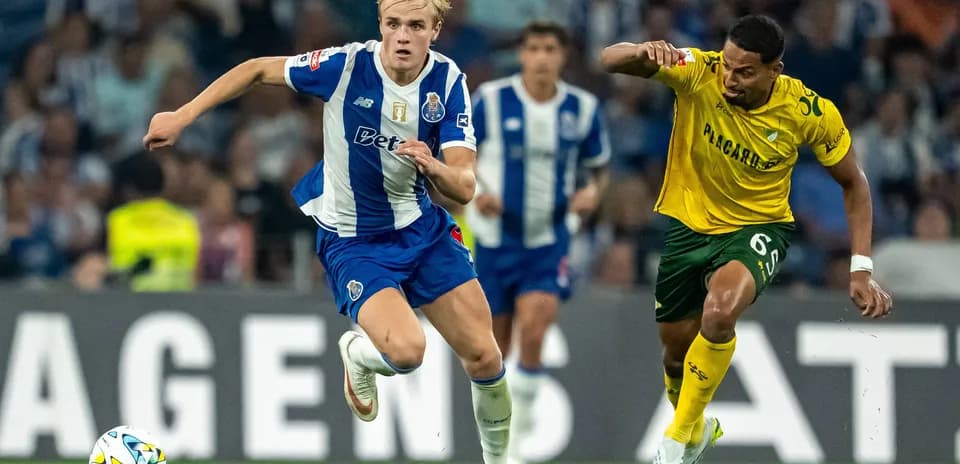 Joueur du FC Porto poursuivi par un adversaire