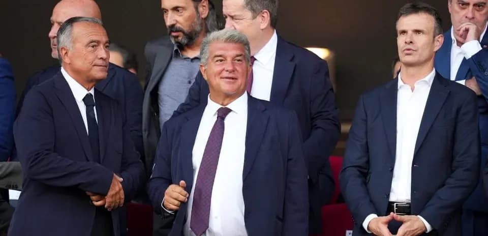 Dirigeants de football dans une loge du stade