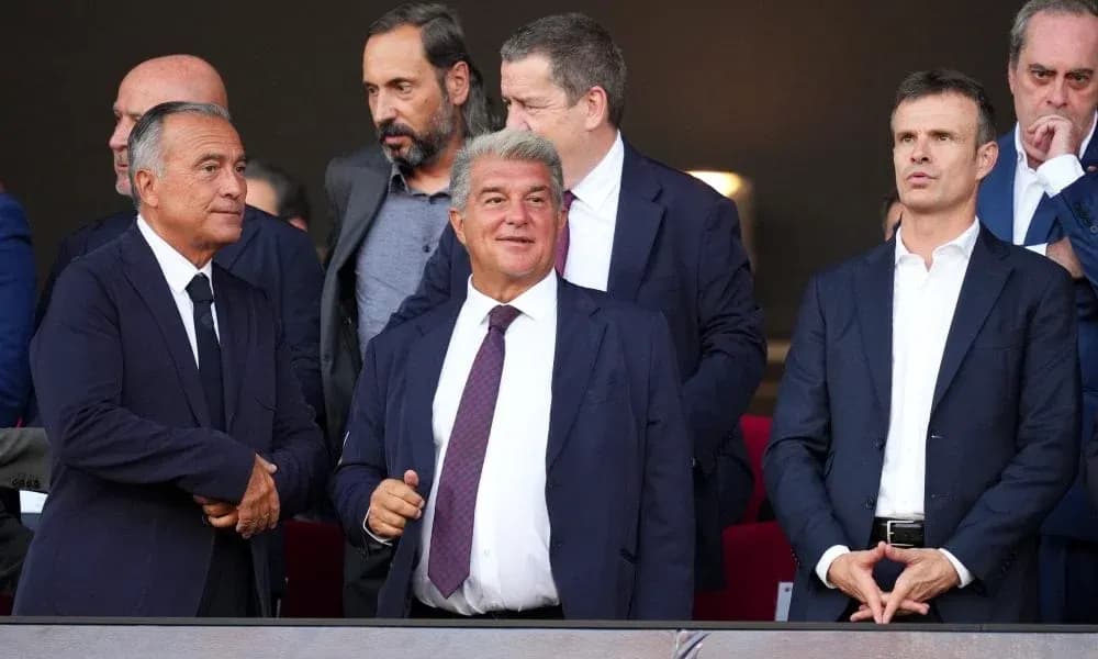 Dirigeants de football dans une loge du stade