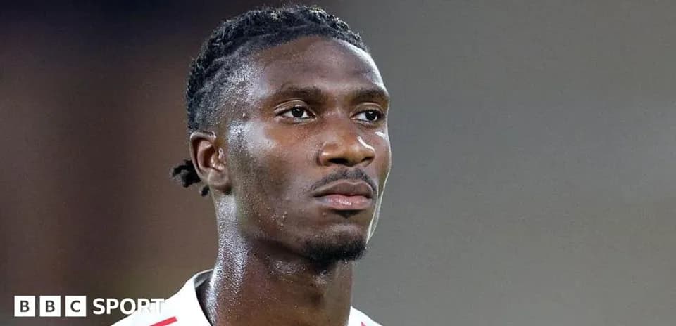 Joueur regardant sur le terrain pendant un match