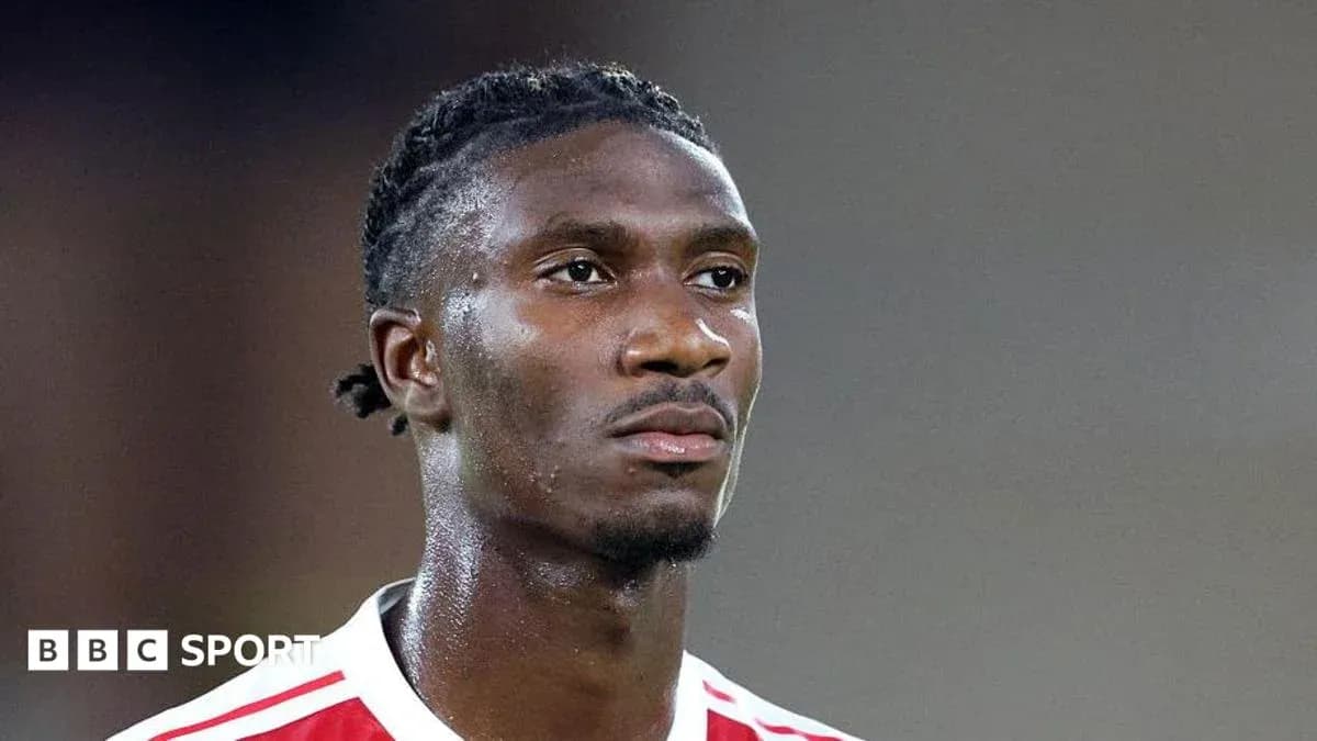 Joueur regardant sur le terrain pendant un match