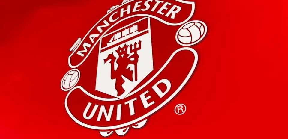 Logo de Manchester United sur fond rouge