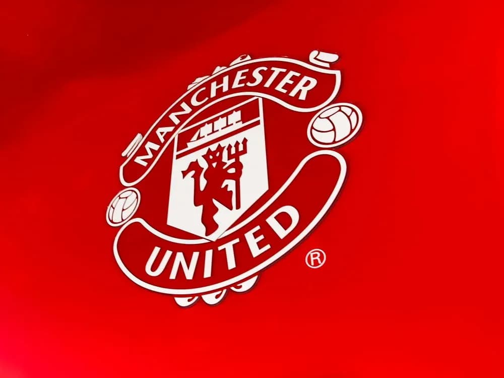 Logo de Manchester United sur fond rouge