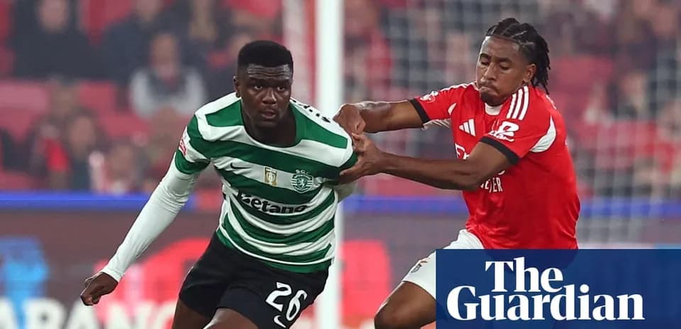 Joueur de Sporting Lisbonne en duel avec joueur de Benfica